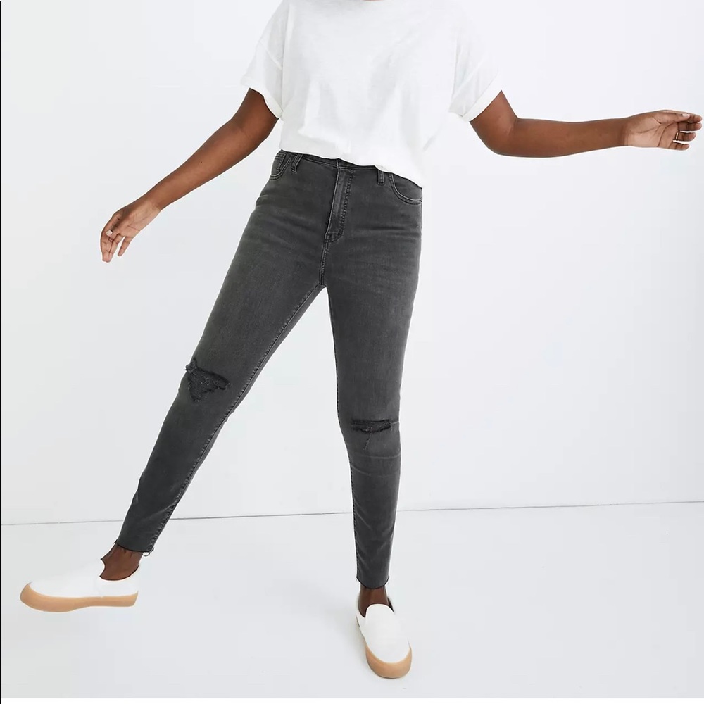 PETITE CURVY HIGH-RISE SKINNY JEANS IN BLACK SEA